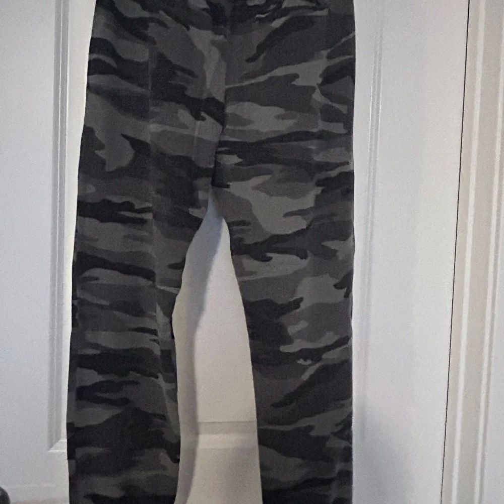 SPLENDID •  Green Camouflage Sweat Pants • Med • - Picture 3 of 12